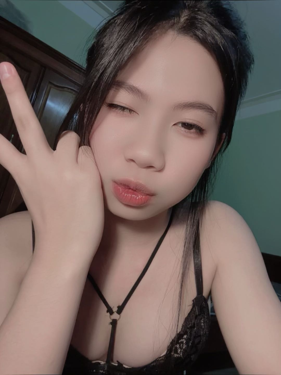 Hana available for random video chat