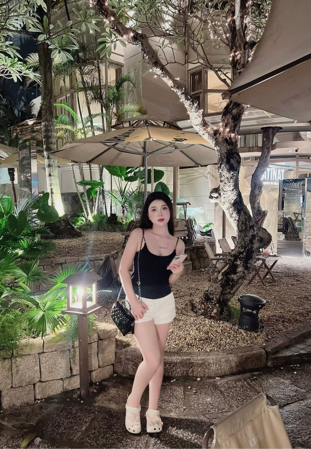 Mee available for random video chat