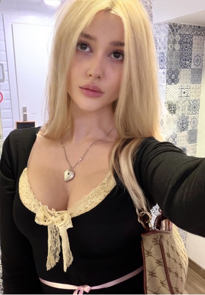 Blondie available for random video chat