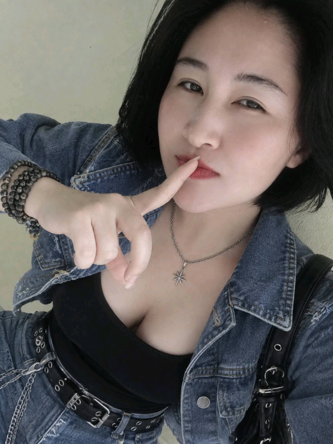 Phuong available for random video chat